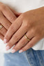 Bague ornée de pierres de formes variées.